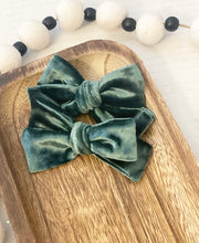 Load image into Gallery viewer, Velvet hair bows

