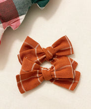 Load image into Gallery viewer, Plaid linen print bows
